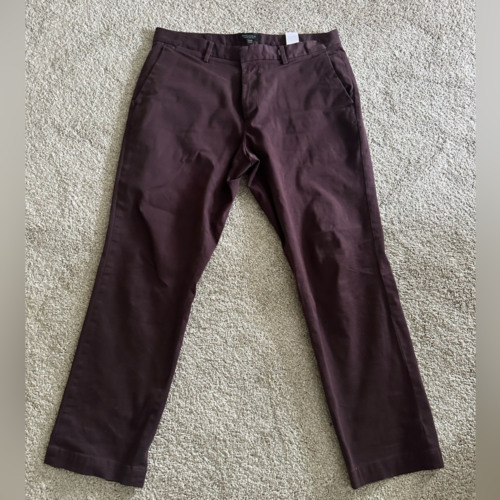 Banana Republic Kevin Love collaboration. Size 35x30. Maroon.‎